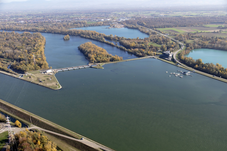 Vue aérienne du barrage hydroélectrique EDF Strasbourg - île du Rohrschollen sur le Rhin