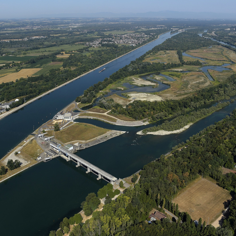 Ile de Kembs (68). Vue aérienne du barrage et petit Rhin - 2018 - AERM - Haut-Rhin